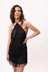 Minivestido turquesa de satén con escote halter y flecos negros.