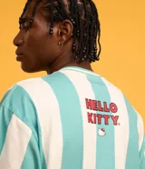Remera deportiva con cuello en V, a rayas verticales celestes y blancas. Estampado frontal con el logo de Hello Kitty y la leyenda "Sport Club".