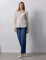 Camisa a rayas verticales color beige y gris, marca Alex & Jordan. Tiene cuello con solapa, abertura central con botones y bolsillo aplicado en el pecho.