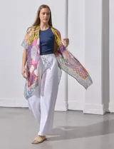 Kimono tejido con estampado patchwork multicolor, de mangas cortas amplias y corte suelto.