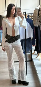 Pantalón de red blanco de corte acampanado.