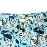 Short de baño celeste con estampado de motivos marinos en negro. Tiene elástico en la cintura, tres bolsillos y mesh interior hipoalergénico. La tela es de secado rápido y tiene doble costura de seguridad.