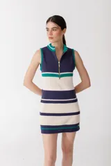 Vestido corto de punto con rayas horizontales en color rojo, marrón, beige y rosa. Tiene cuello alto con cierre de cremallera dorada y diseño sin mangas.