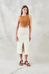 Top de algodón color cobre, ajustado al cuerpo con tirantes anchos y diseño cropped.