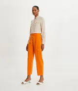 Pantalón cargo de viscosa color naranja, con cintura alta y cierre por enganche doble y botones. Cuenta con bolsillos delanteros, laterales y traseros, y pliegues delanteros.
