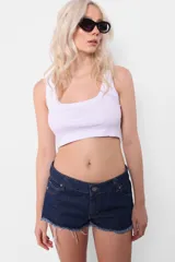 Musculosa corta color crema, de morley de algodón, con cuello cuadrado y breteles anchos.