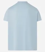 Remera deportiva celeste de poliéster con tecnología Dry, cuello redondo y mangas cortas. Estampa geométrica horizontal en el pecho y recortes en las mangas.