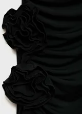 Vestido largo negro sin mangas, con escote strapless, detalle de flores 3D en la cintura, abertura lateral en la falda y corte ajustado.