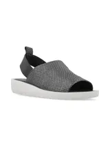 Sandalia gris con textura, faja ancha, suela blanca estilo sporty y elástico trasero.