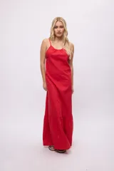 Vestido amarillo de lino y algodón, con breteles finos y espalda descubierta.