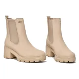 Bota Chelsea de cuero sintético negro con elástico lateral, caña baja y suela track con taco ancho.