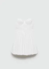 Vestido corto blanco con escote corazón y tirantes finos. Falda con volumen y forro interior.