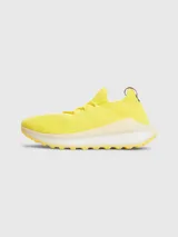 Zapatillas de running Tommy Hilfiger color amarillo, confeccionadas en tejido de punto elástico de poliéster reciclado, con cordones, suela dentada y plantilla de acupresión.