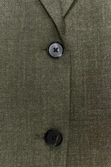 Blazer marrón de Zara Woman Collection, con cuello solapa y manga larga. Tiene bolsillos de vivo en el delantero y cierre frontal cruzado con botón.
