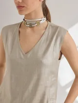 Musculosa negra con cuello en V y costuras a contratono en color beige.