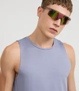 Musculosa deportiva de hombre, color celeste pálido, con cuello redondo y corte regular. Confeccionada en tejido de microfibra con tecnología Dry.