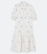 Vestido camisero midi blanco con estampado de flores rosas y celestes, manga corta abullonada, cuello camisero, abotonado al frente y falda con volantes.