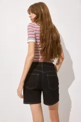 Short de jean azul oscuro, de tiro alto, con cinco bolsillos y cierre con botón.