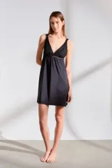 Camisón corto negro con breteles finos y escote en V con encaje.