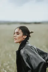 Campera de cuero vacuno color crudo con corderito en la solapa y costuras a mano.