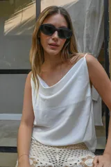 Lentes de sol con montura gruesa color negro y cristales oscuros.