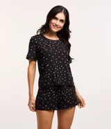 Conjunto de pijama negro con estampado de lunares, caritas sonrientes y la palabra "love". Incluye una blusa de mangas cortas y un short con cintura elastizada.