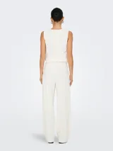 Pantalón wide leg color blanco, de punto con bolsillos delanteros. Confeccionado en tejido elástico con mezcla de poliéster y elastano.