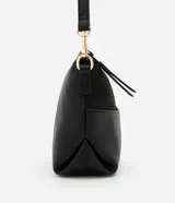 Bolso bandolera mediano de poliuretano negro con textura en relieve y logo triangular dorado. Tiene correa larga ajustable y desmontable, cierre de cremallera y bolsillo externo delantero.