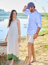 Camisa celeste con rayas verticales blancas, de corte clásico y cuello italiano sin botones, confeccionada en algodón.