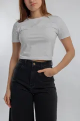 Pantalón wide leg negro de denim 100% uruguayo, confeccionado con un tejido premium de 98% algodón y 2% elastano.