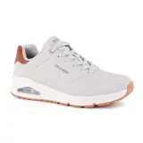 Championes Skechers Street Uno - Suited On Air, color beige con detalles en marrón. Zapatillas deportivas de estilo clásico con cordones, capellada de durabuck en bajorrelieve con ribete de ante en el talón, plantilla Skechers Air-Cooled Memory Foam y media suela Skech-Air con cámara de aire visible.