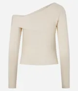 Blusa ajustada de punto canalé color crema, con escote asimétrico de un solo hombro y manga larga.