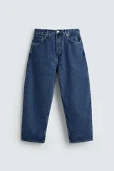 Pantalón de jean azul oscuro, corte tapered wide fit, tiro medio, cinco bolsillos, detalle de texto bordado en trasero, efecto lavado y cierre frontal con cremallera y botón.