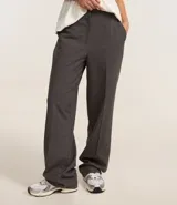 Pantalón de vestir femenino, color bordó, de corte recto y tiro alto, confeccionado en tejido de poliéster y viscosa. Presenta bolsillos tipo cuchillo.