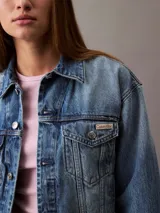 Campera de jean celeste de Calvin Klein, de corte cropped y estilo de los años 90.