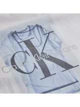 Remera blanca de algodón orgánico con corte regular, cuello redondo y mangas cortas. Estampado fotográfico con el logo de Calvin Klein Jeans en el pecho y dirección de la marca en la manga.