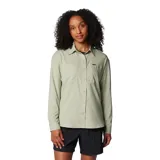 Camisa de senderismo color verde claro, de manga larga, con protección solar FPS 50, tejido que absorbe el sudor y neutraliza los olores, y ventilaciones de malla transpirable. Cuenta con tapeta abotonada con broches, bolsillo en el pecho con cierre a presión en el lado derecho, bolsillo en el pecho en el lado izquierdo con entrada lateral y cierre de velcro, y pequeño bolsillo en el lado interior derecho.