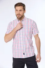 Camisa de manga corta con cuello abotonado y estampado a cuadros en tonos rojo, azul y blanco.