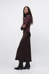 Falda midi color verde oliva de satén con cintura elástica.