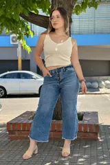 Pantalón jean culotte de tiro alto, color celeste, con botón y cierre frontal, bolsillos delanteros y traseros, y terminación desflecada.