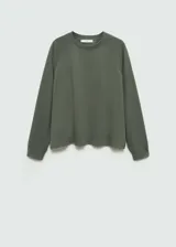 Sweater negro de tejido fluido con cuello redondo y mangas largas.