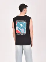 Musculosa negra con cuello redondo y sisas amplias.