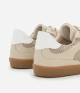 Championes color beige con detalles en blanco, de tela y cuero sintético, con suela marrón.