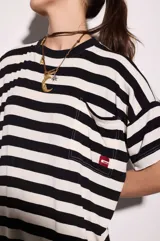 Vestido largo de algodón a rayas horizontales blancas y negras, con mangas cortas y aberturas laterales.