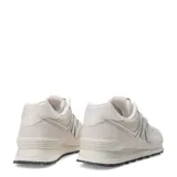 Championes urbanos New Balance modelo 574, color marfil, confeccionados en gamuza y malla, con logo "N" característico en los laterales y entresuela ENCAP.