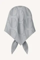 Pañuelo cuadrado grande de satén color gris claro con estampado del logo de la marca en tono sobre tono.
