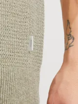 Polo de punto estructurado color beige, de corte regular, con cuello clásico, mangas cortas y cierre con botones.