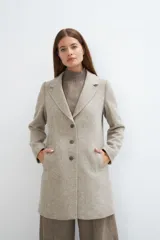 Tapado corto entallado color marrón claro con textura de espiga, cuello solapa y manga larga. Cierre frontal con botones.