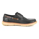 Zapato náutico de cuero negro con cordones y suela de goma color caramelo.