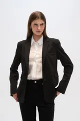 Blazer negro de corte clásico con cuello solapa, bolsillos frontales y cierre con dos botones.